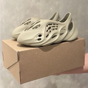 Yeezy Foam Runner in ‘Stone Salt’ || RARE FIND || size: Men’s 7